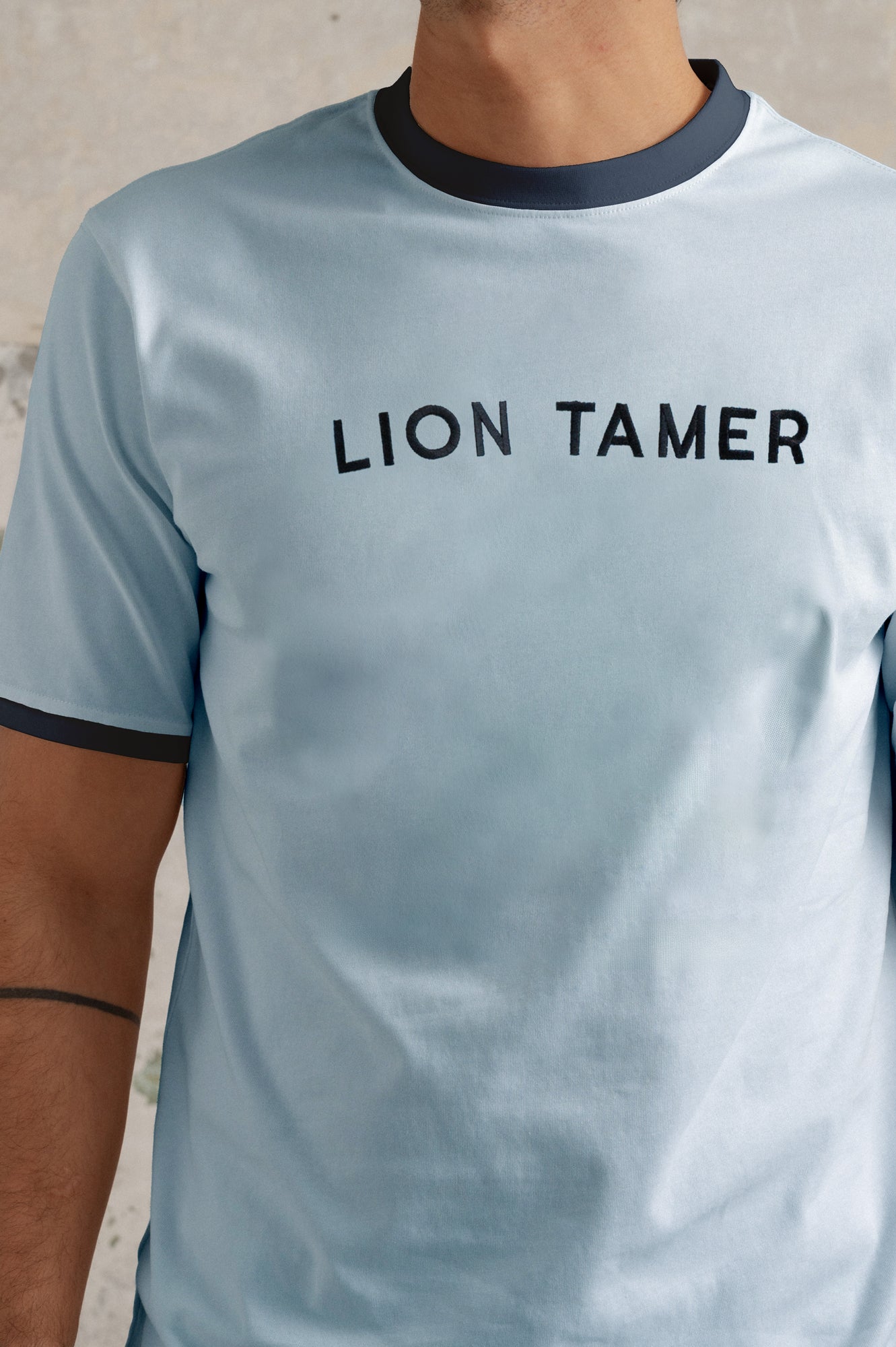 Tee Blue sky LION TAMER